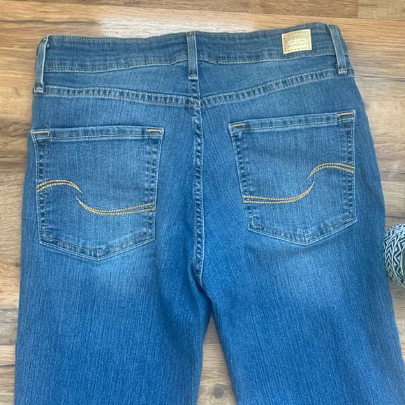 Levi Strauss  Gold  Totally Shaping Bootcut Jeans - Picture 11 of 15